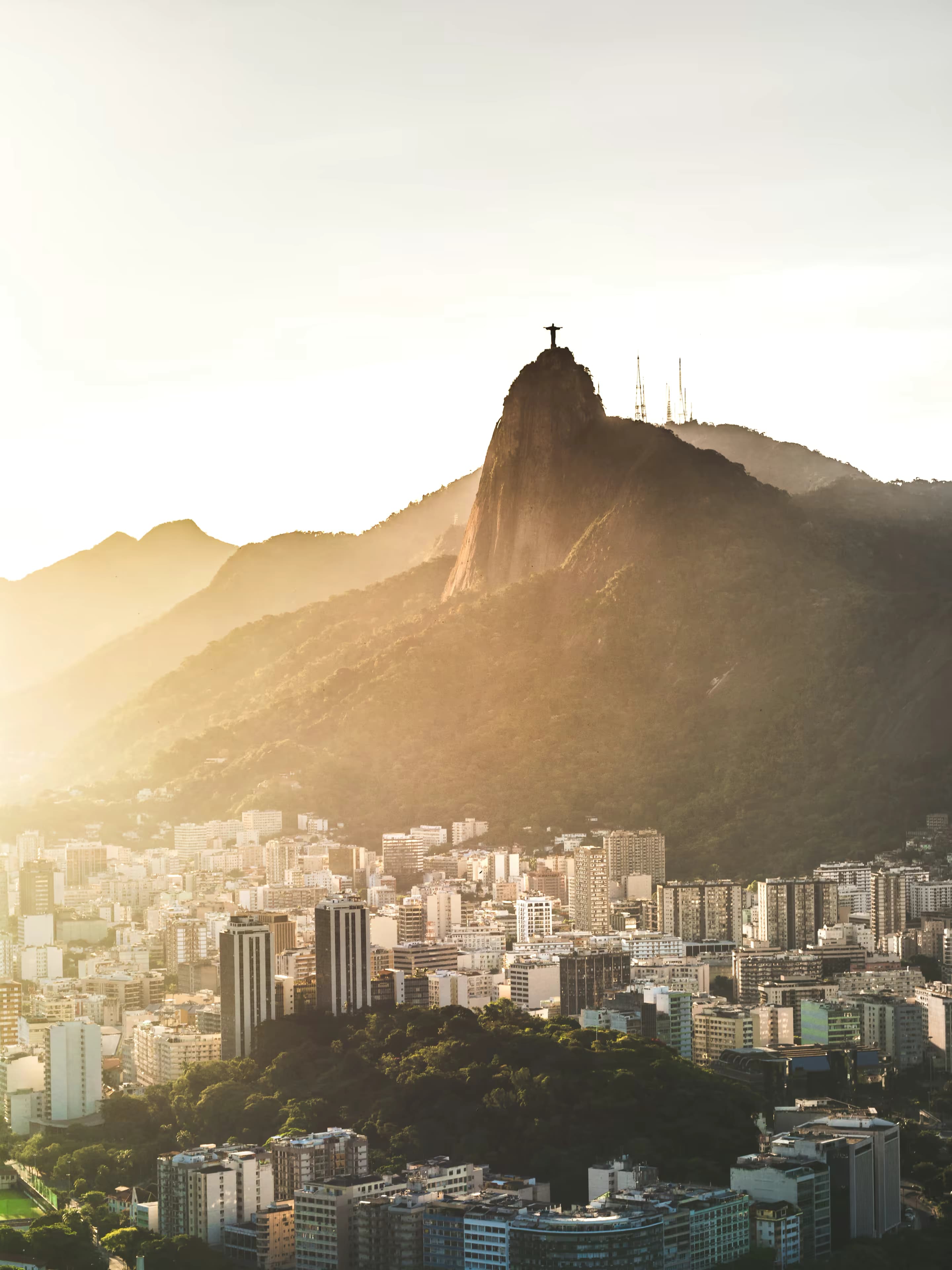 Christ Rédempteur dominant Rio de Janeiro dans la lumière dorée.