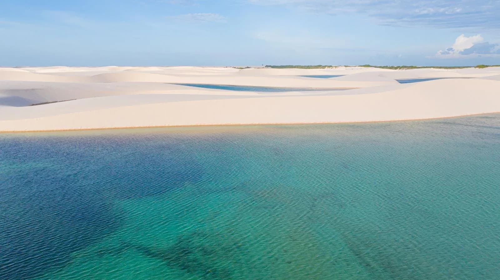 Lagune turquoise entre les dunes blanches des Lençóis Maranhenses.
