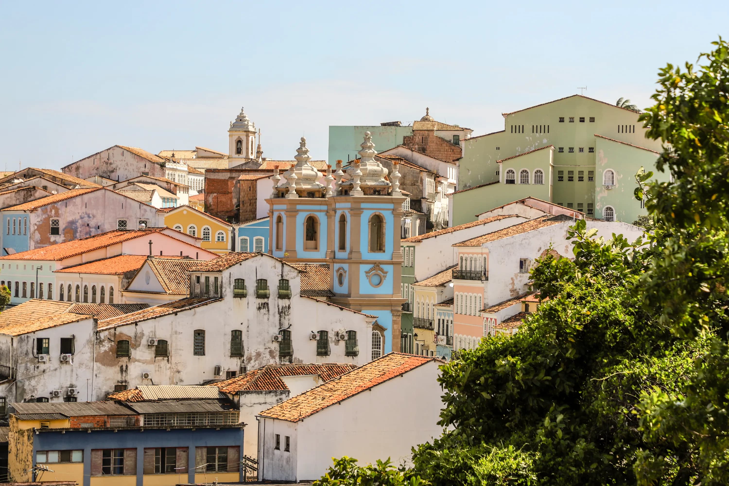 Église bleue et façades historiques du Pelourinho à Salvador de Bahia.