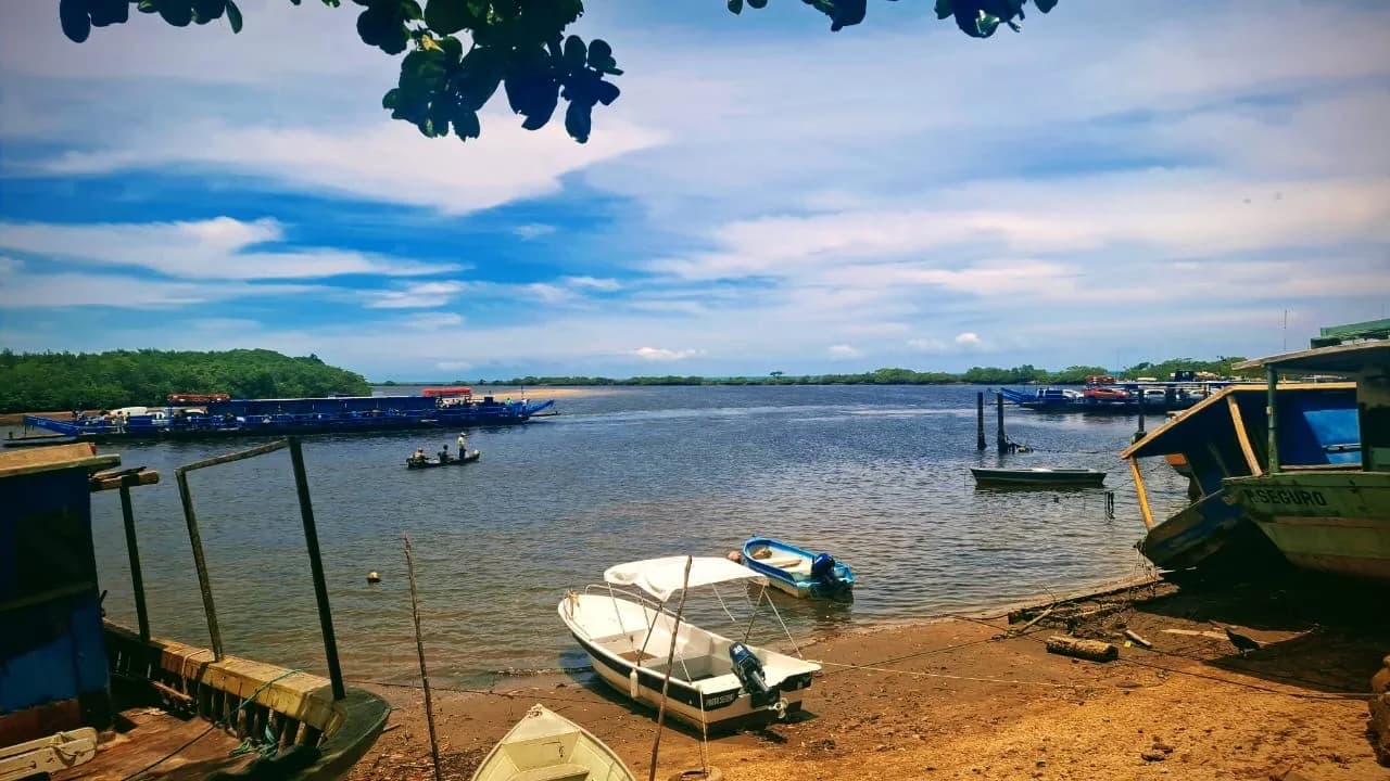 Barques sur le littoral du sud de Bahia.