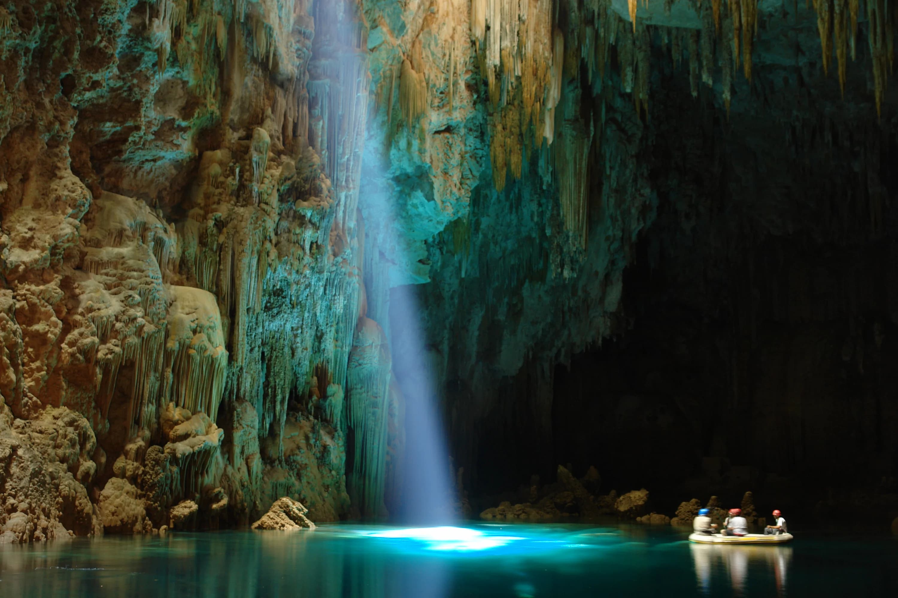 Rayon de lumière au-dessus des eaux turquoise de l’Abismo Anhumas, à Bonito.