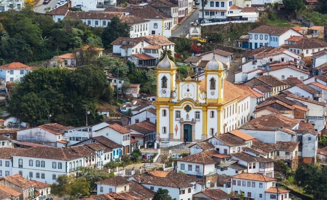 Église baroque et toits d’Ouro Preto dans le Minas Gerais.