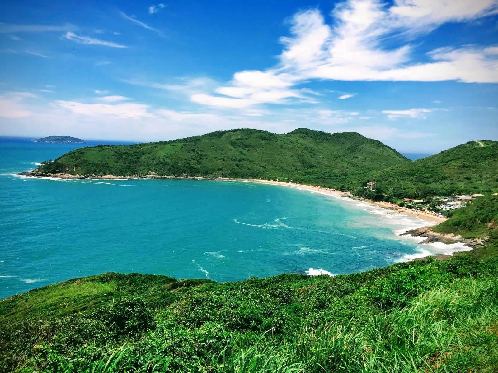 Baie bordée de collines verdoyantes à Búzios.