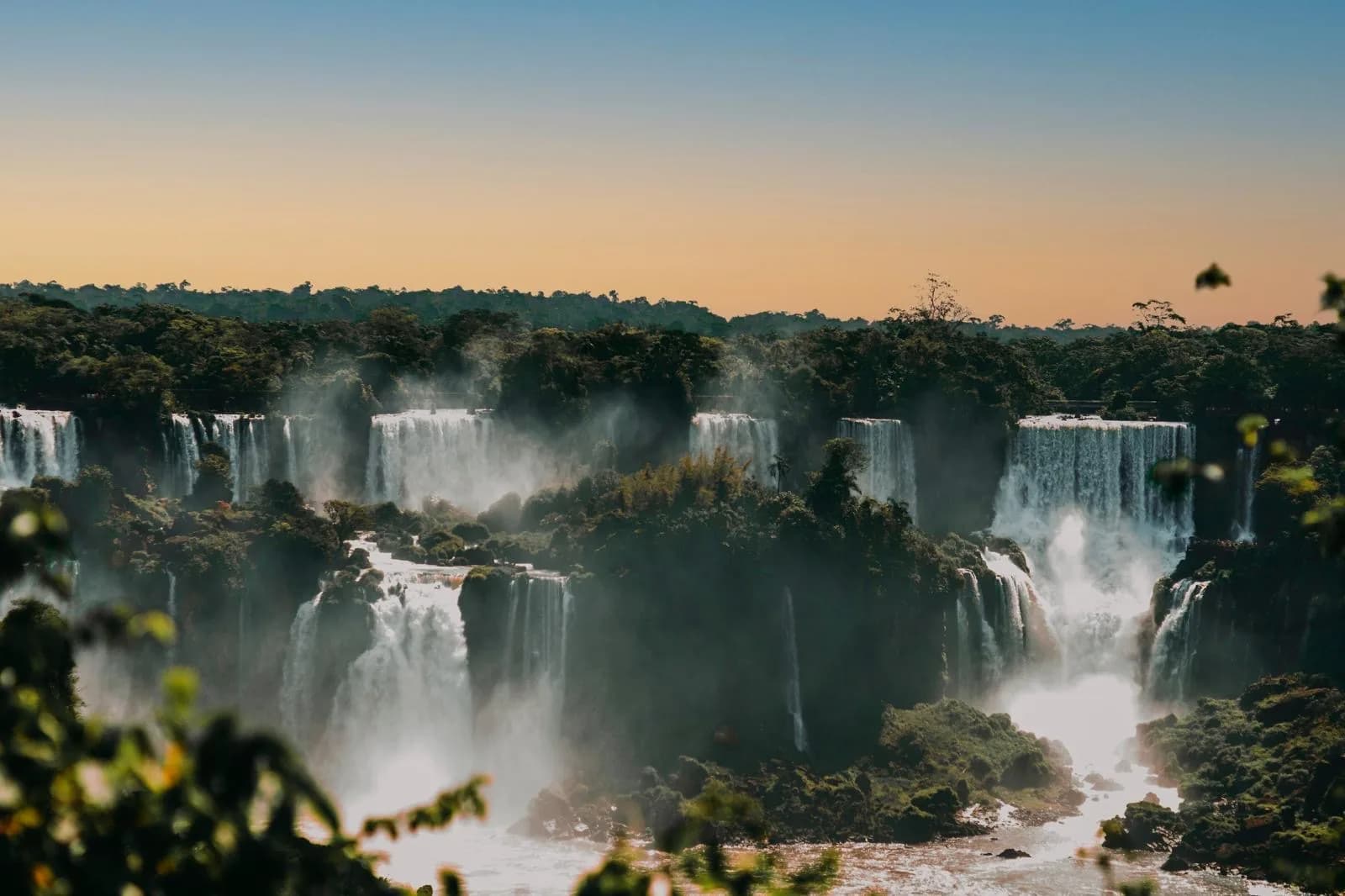 Chutes d’Iguaçu dans la lumière du soir.